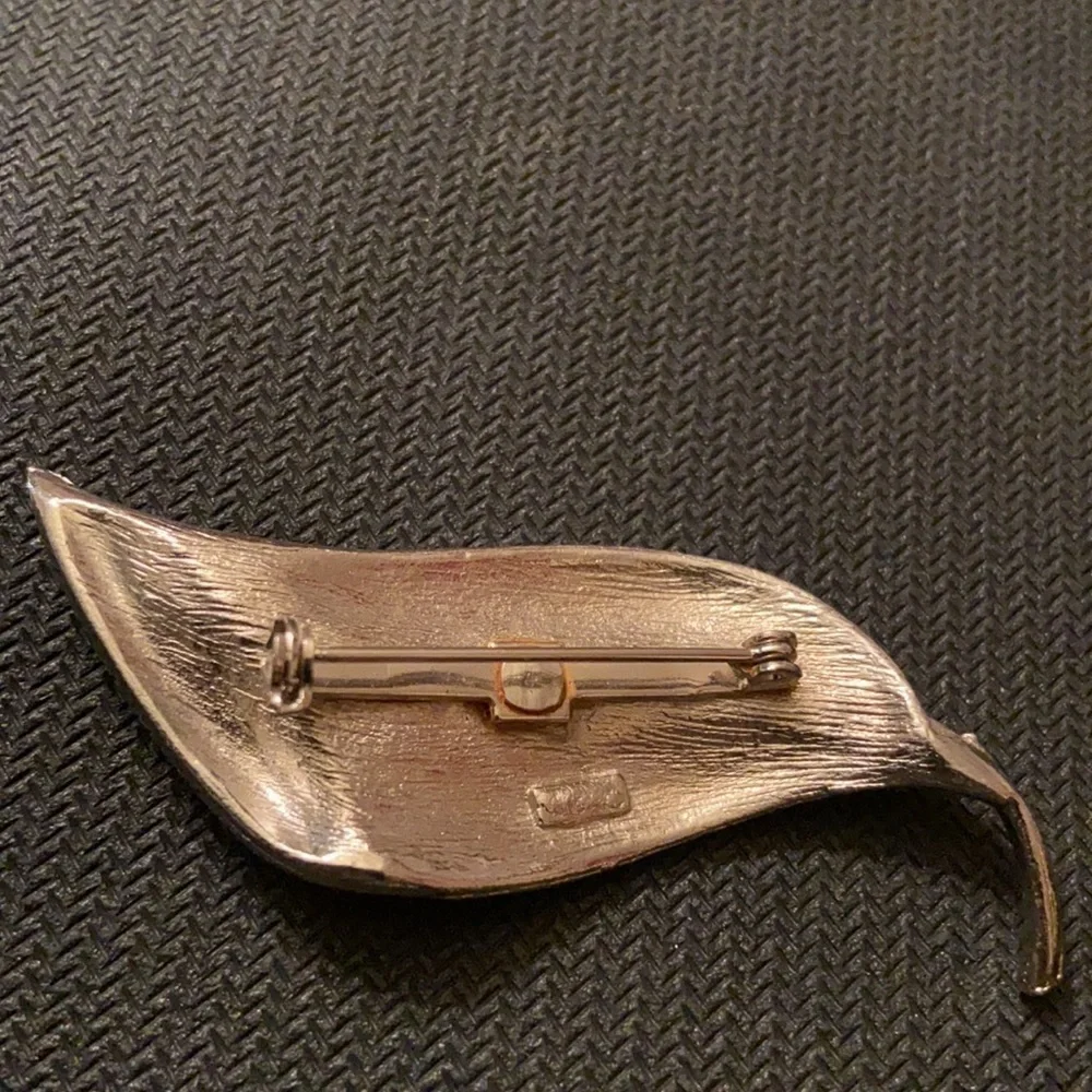 Women’s Scrolled Sculptured Silver Textured Leaf Brooch Pendant. - Picture 3 of 4